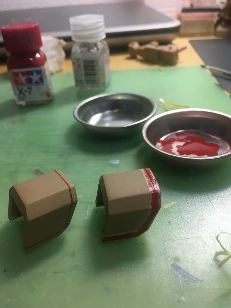 肩の赤いラインは筆塗りで。極細マスキングテープを1mm弱の隙間をあけて二本平行に貼る、というやり方でなんとかそれらしく。ベルトのジオン階級章の黄色は、シタデルで筆塗りです。のりがよくて重宝してます