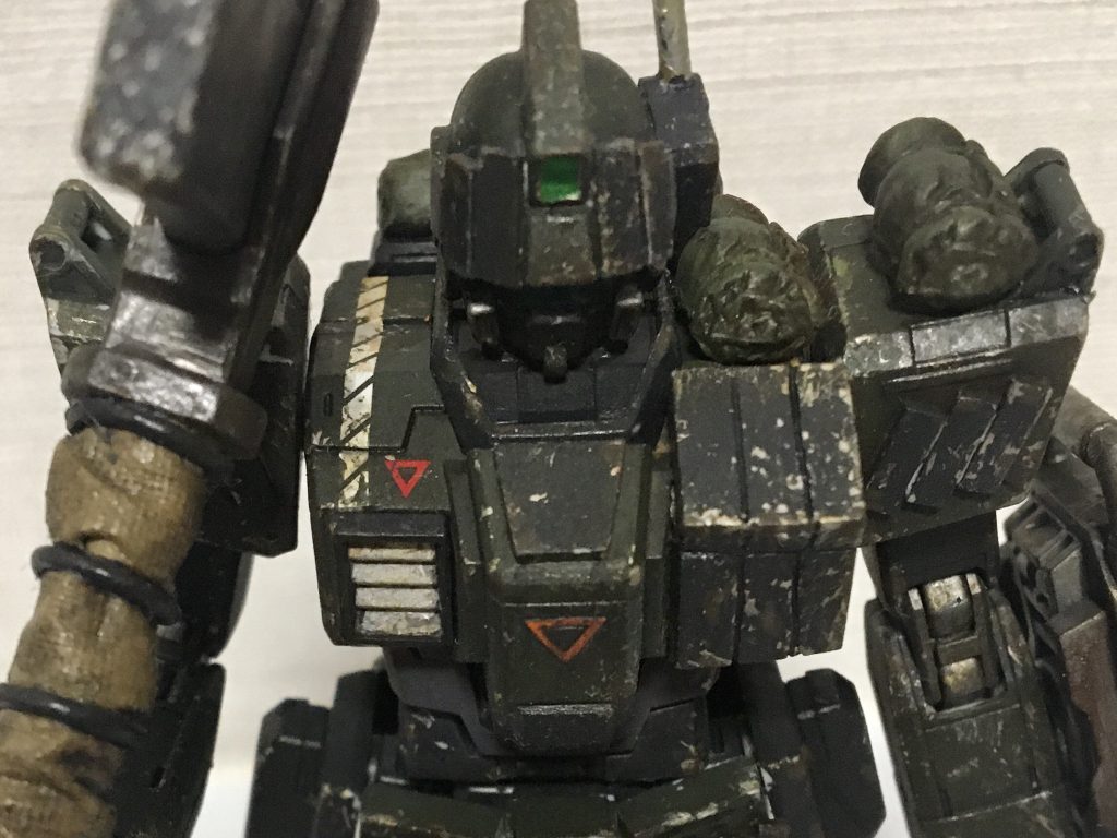 塗装は全てシタデル、ファレフォの筆塗り。(装甲裏もジャーマングレーでしっかり塗った‥はず)
…と思いきやアンテナやメインカメラ裏だけはArtistmarkerのシルバーでした。
基本色を塗装したのちデカールアップ。
装甲部分にファレフォのライトスティールでスポンジチッピング。ハゲやすそうなところは筆でさらに描きました。
その上からチッピングブラウンを筆先でちょんちょんして錆表現。関節にもチッピングブラウンで錆表現。
その後ダクト部分は避けて全体に茶系の泥カラーでウォッシング(ファレフォの専用塗料便利)
さらにファレフォの泥っぽい質感のペーストを足元に塗り付け。そしてエナメルで墨入れしました。特に布や荷物には陰影がつくよう気をつけて拭き取りました。
ついでにオイルが流れた跡をつけてみるもあまり目立たず今回は断念。ダクトや肩のヒートシンクにウェザリングマスターで赤錆をつけつつ多少のリペイント。
最後に艶消し吹いて完成!