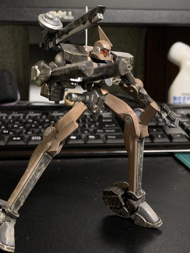 主装備は連装リニアライフル。二本の銃身の間に大型センサーを装備している為、命中率が多少向上している。