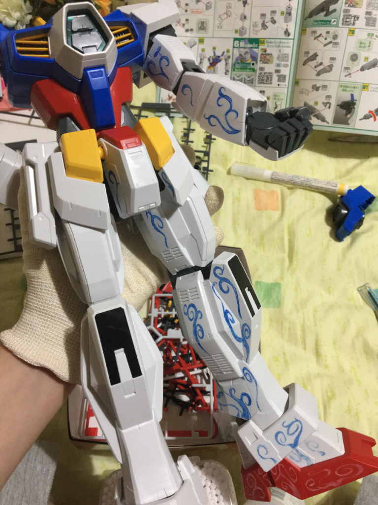 ちなみにこの子、本来だったら「右手右足右面だけに模様が彫られているAGEくん」にしたかったんですが、彫って組んだ後に「私が今まで彫ってた箇所、右足の右面じゃなくて左足の右面じゃねえか！！！絶望！！！！！」ってなりました。ゴールが遠のいた瞬間です。挫折寸前。