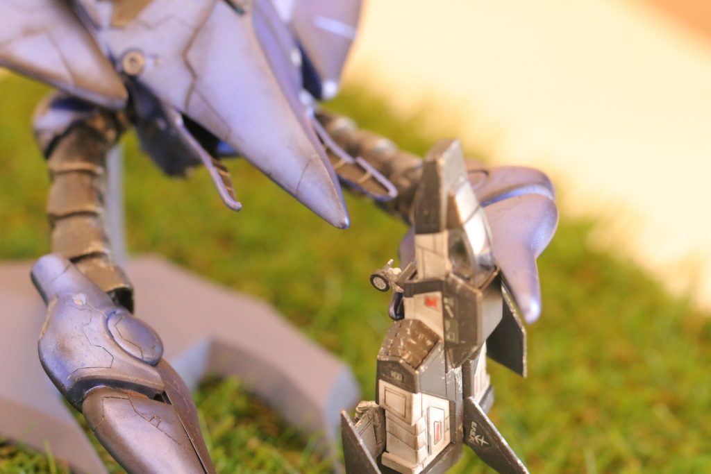 【ジオラマ②】
コアファイターを掴んで破壊するヴァル・ヴァロ。縮尺がわけわからんですね。ヴァル・ヴァロが縮んで、コアファイターが巨大化したと思ってください。