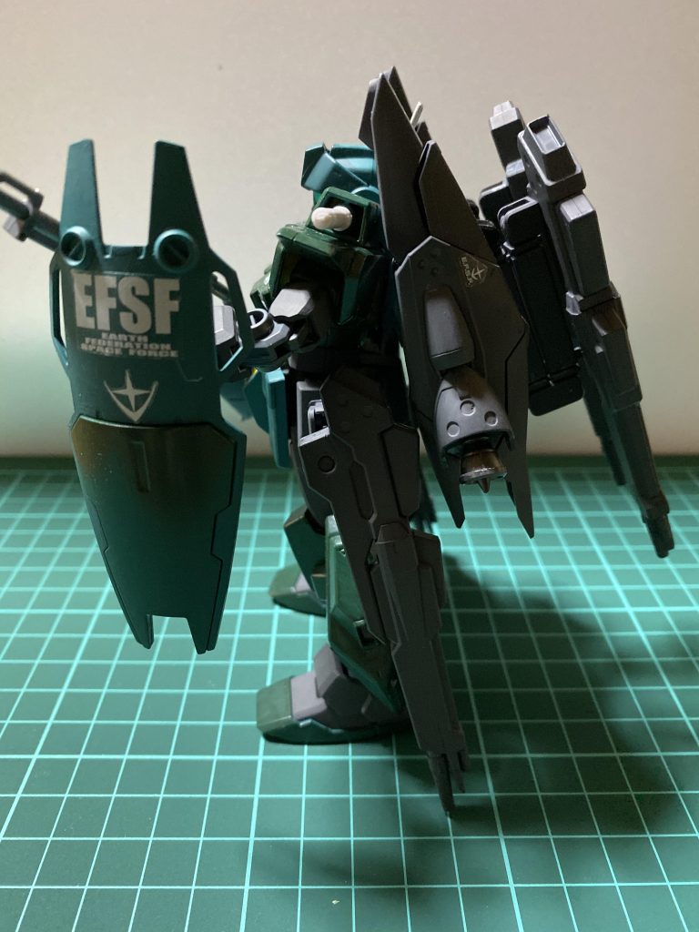 横。ファイヤービーミサイルポッドの横にビルダーズパーツのスラスターを付け機動性の向上を目指しました