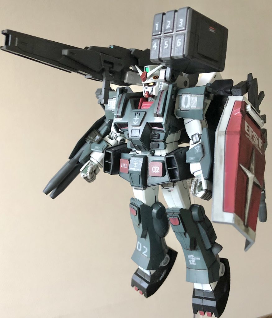 ちなみに今回は可動重視の改造はしていないのであまり動かないどころか膝を固定してあります。カラーリングはサンダーボルトのフルアーマーガンダムをイメージして塗装しました