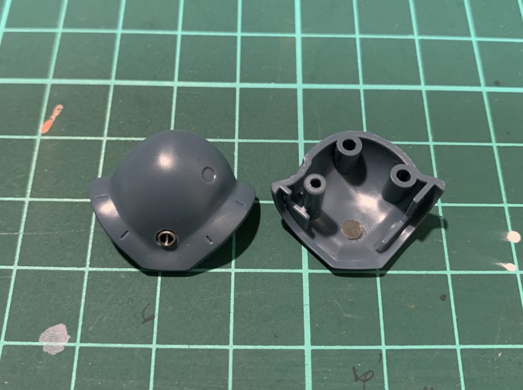 肩には穴空けてマイナスモールドを突っ込んでみた