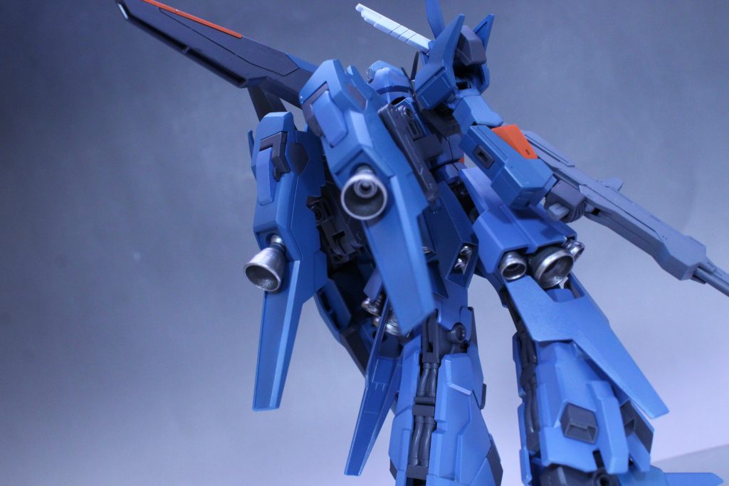 フロントとリア
色は実験機という事もありゼータプラスなどを参考にしようと思ったんですが
ガイアのEVAカラー、ダークブルーが良さそうな色だと試しに使用した所見立て通りマッチしたのが良かったです笑