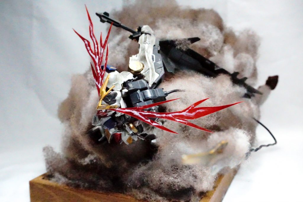 シーンとしては最終決戦にて土煙の中から飛び出して襲いかかるようなのを想定してます。ルプスレクスのポージングってもう出し尽くされた感あるので難しいもんですね…