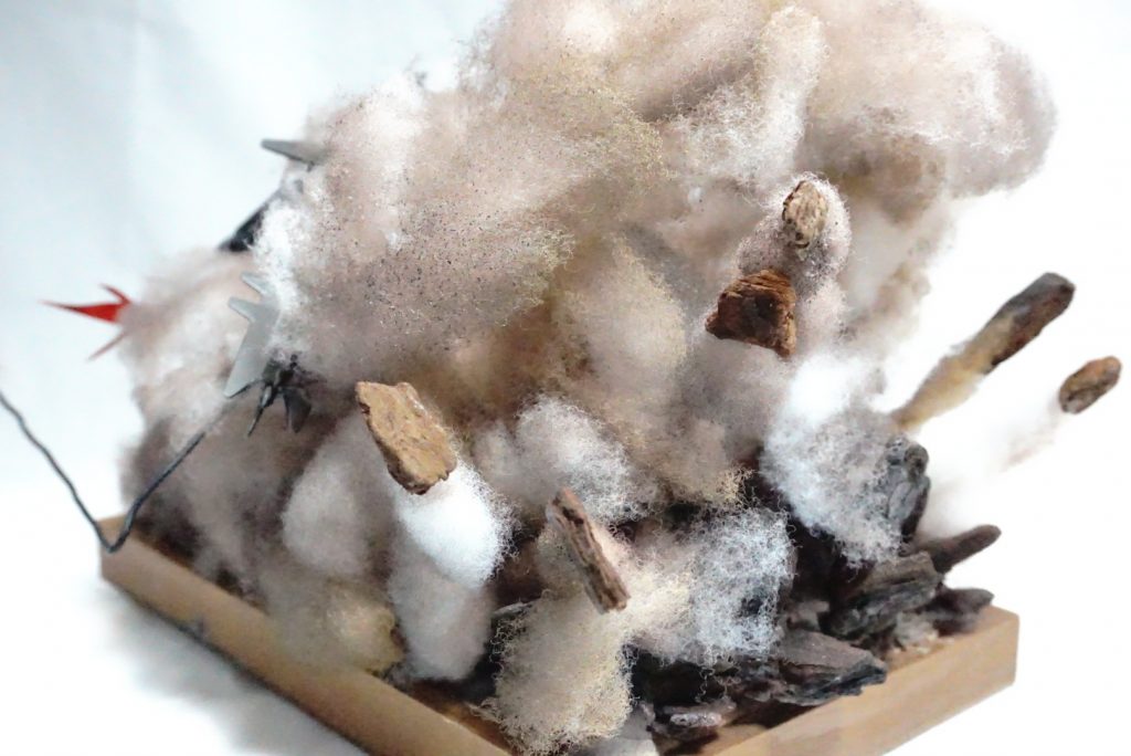 後ろから
蹴った地面が弾け飛んでる感じにしました