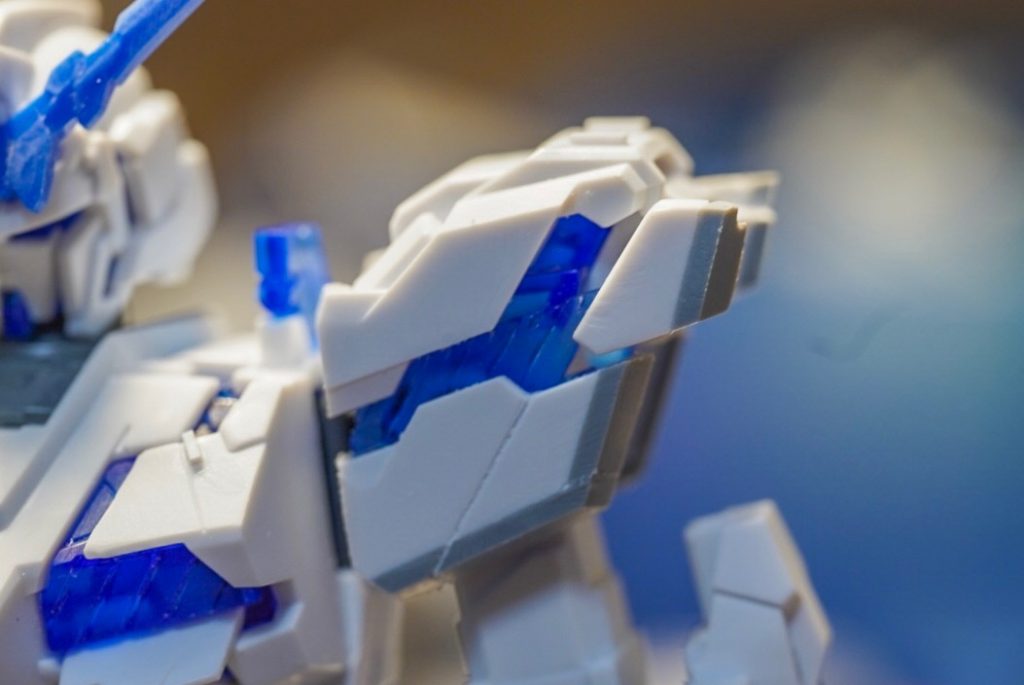 肩は縦横に1ミリずつ延長。
工作がガッタガタで塗装後に一度ドボンしました。