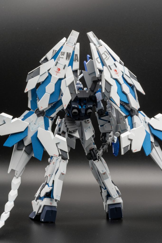 分割ラインを跨ぐデカールが特徴的なアームド・アーマーDE。
ガンダムデカールDXとHiQパーツのTRナンバーデカールを使っています。