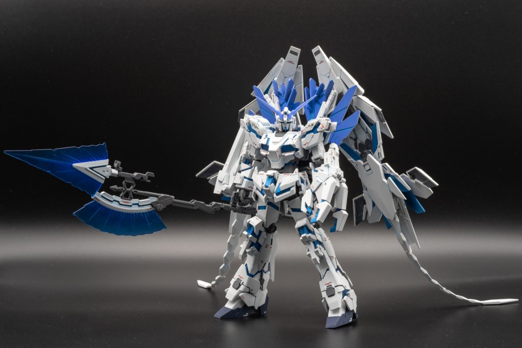 HGとは思えないなかなかのボリュームです。
ビームジャベリンはMG版に合わせて先端部分を白で、サイコフレーム部分も塗分けています。