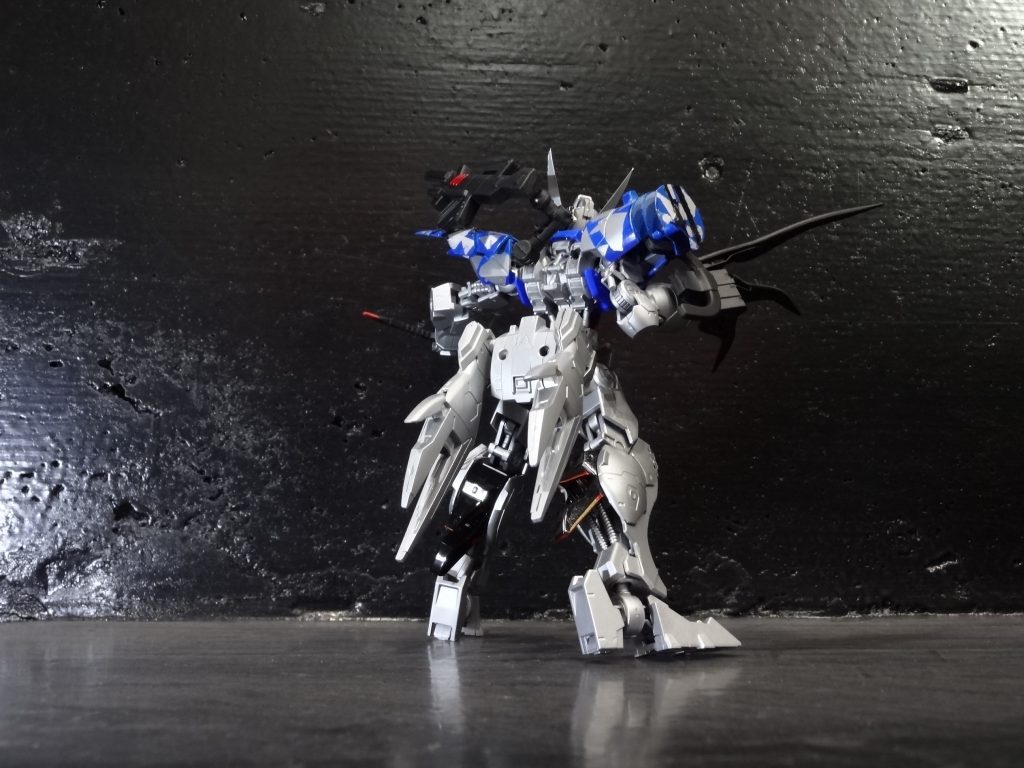 背面バックパックを腰裏へ。
そこに腰のサイドブースターを移設。
より推進力を「前へ」かけることが可能。