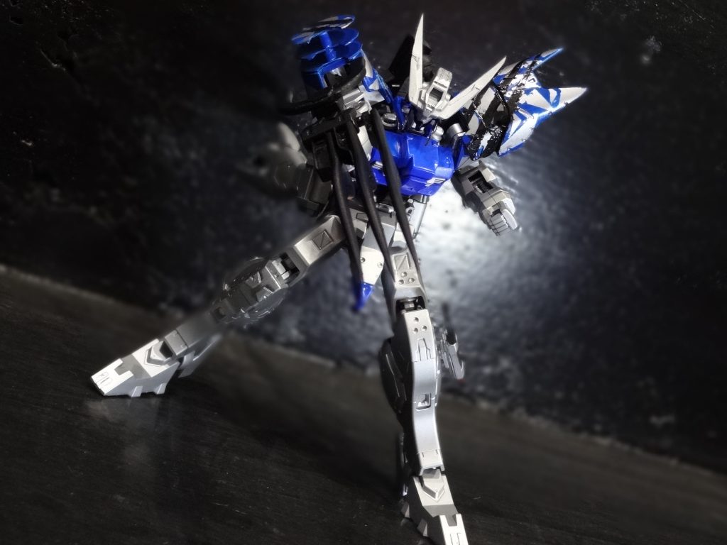 ヒットアンドアウェイが基本戦闘パターンだが、スラスターを後方に移設したことにより、バランスが崩れ不安定に。
デメリットとして後方への緊急回避が弱体化。
しかし、前方向へは「わざと崩したバランス」により初速度が飛躍的に向上。
回避する場合でも前方、つまりは接近することを念頭に置いた戦法が必要。
まさに捕食者(プレデター)。
搭乗者は相手だけではなく己の恐怖心とも戦わなくてはならない。