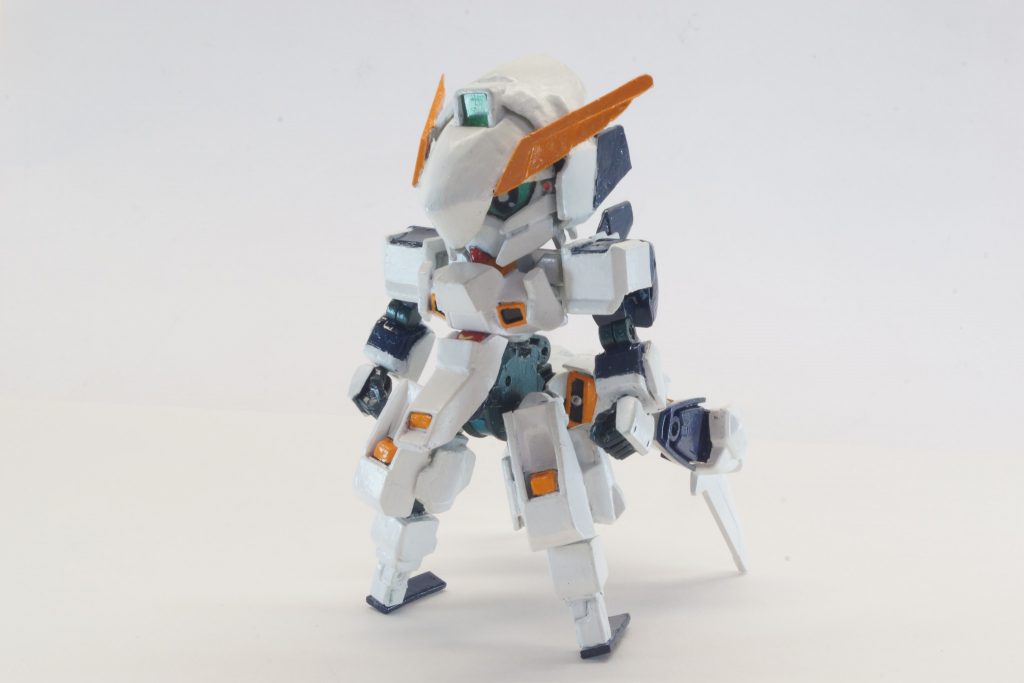 正面
かなりスマートな感じになりました。腰のドラムフレームはHGのグレイズの胴体を使用しました。
目の上にクリアプラ板をはさむことにより画面を再現し、その画面で表情が自由自在に変わる設定にしています。そのため今回は表情パーツを多めに作りました!が、全部筆による手書きなので結構疲れました。