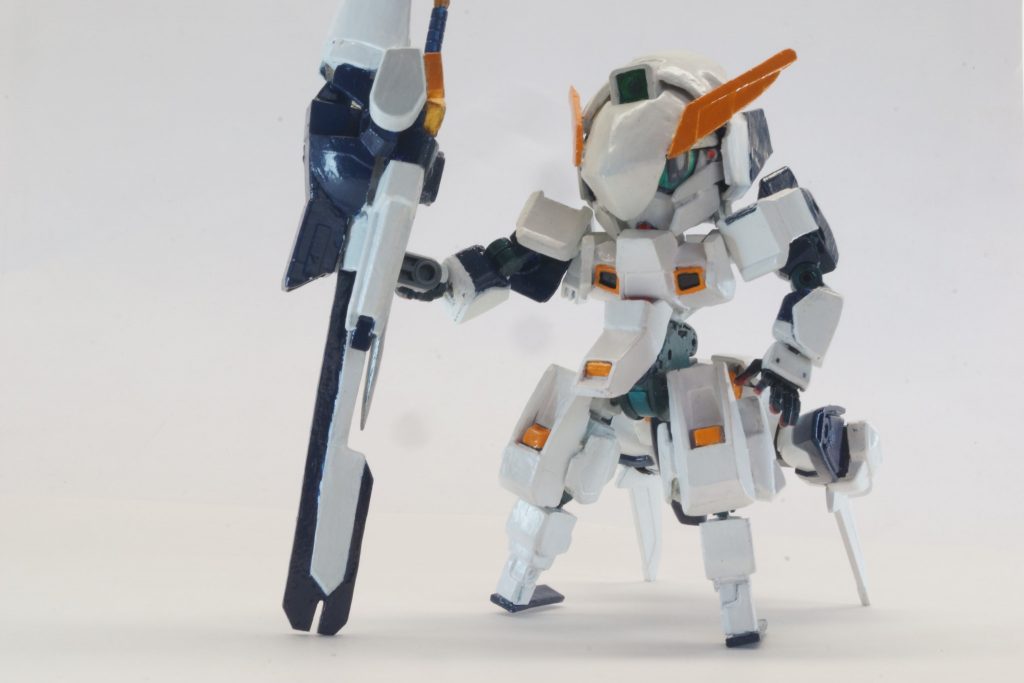 このコンポジットマルチシールドにはビームキャノン、ヒートブレード、Ⅰフィールド、が内蔵されています。