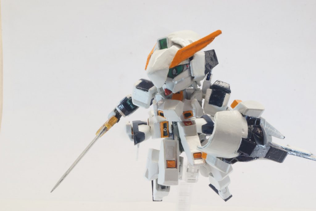 聖剣とシールドを装備し近接戦闘にも対応します。