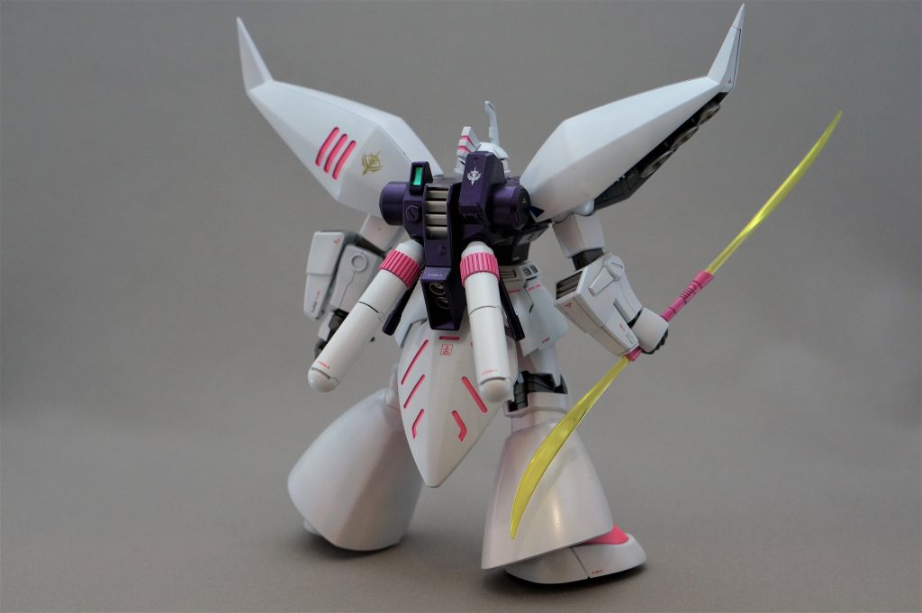 腰部分にはキュベレイからファンネルコンテナを移植しています。プロペラトタンクも市販品に差し替えています。