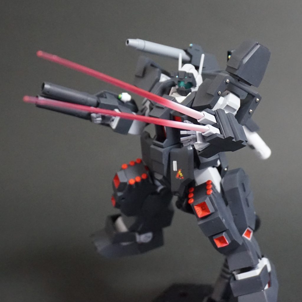 ダブルビームサーベルを構えて