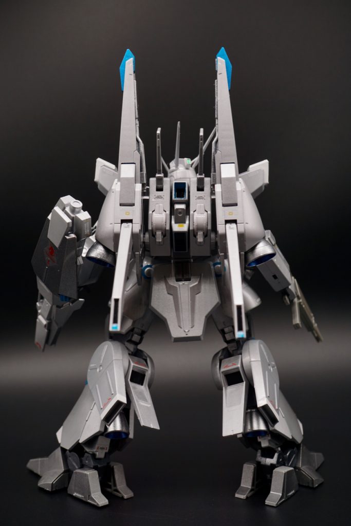 リックディアスにも通じるようなデザインの巨大なバインダーのようなバックパックには準サイコミュのインコムを2機装備。その他にも対MS用実弾の12連装ミサイルランチャーや対艦用ミサイルやビームキャノンなど多種多様な武器を装備。