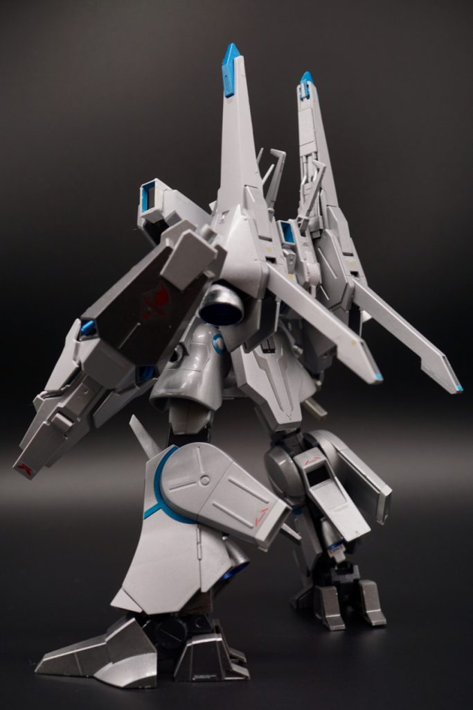 一見すると「ガンダム?」と見紛う容姿のシルヴァパレト。元々はガンダムMk-Vをベースにネオジオンが準サイコミュ搭載のドーベンウルフとして開発。第一次ネオジオン抗争終結後にアナハイム社のグラナダ工場で改装されたのがこの機体という中々複雑な背景と経歴を持つMS。