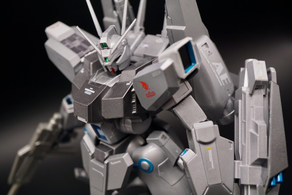 パッと見はカッコ良いんだけどよく見るとバランスが悪いような不格好。強そうなんだけど劇中ではやられメカ的存在。でも優秀なパイロットが扱えばかなり強うそう、そんな雰囲気のシルヴァパレト。キットとしても優秀で作りやすく組むのも楽しく。既に購入済みのシルヴァバレト・サプレッサーを隊長機としてもう一体組んでシルヴァバレト小隊を組みたいなと計画中。
*しうさんのご指摘により、恥ずかしながらずーっと間違えて覚えていた「シルヴァパレト」を「シルヴァ・バレト」に修正しました。しうさん、ありがとうございました!