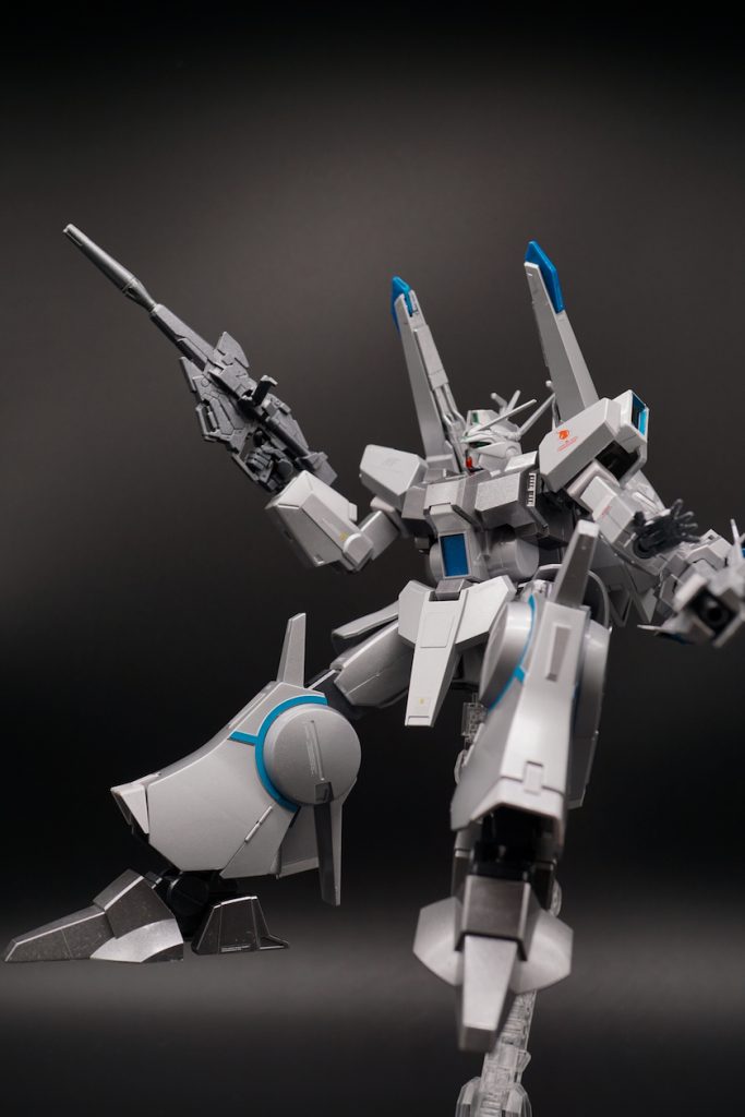 ナラティブに登場したバナージのサプレッサーを真似てユニコーンのビームマグナムを持たせてみたけど、設定では一発撃つだけで通常のMSでは腕部が破壊されてしまうと知ったのはこの写真を撮影してからだいぶ後の事。