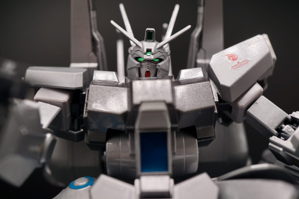 頭部は準サイコミュ兵装の試験用にアンテナが強化されたガンダムタイプと測定センサーを強化したジムタイプの2種が存在。キットも2種の頭部から選べるのが嬉しい。