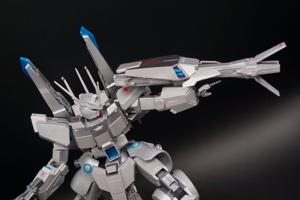 シールドは基本的にジェガンのものと同様ながらもシールドの先にはビームランチャーを装備する攻防一体の武装。