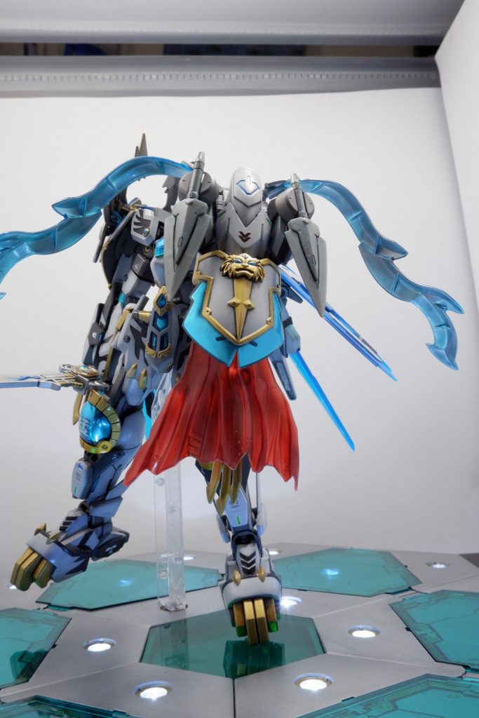 左肩にはビルダーズパーツのファンネルにバルバトスと孫権のパーツを貼ったものを装備。