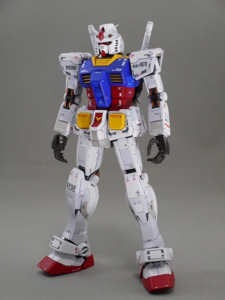 正面から。頭部バルカンをメタルパーツに換装以外は特に何もしていませんね。強いて言えばモールドが非常に繊細なので全体的に彫りなおしています。あと処理がめんどくさかったモールドはむしろ埋めちゃってます。うるさすぎるというのもあったので。