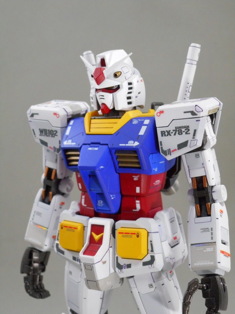 今回ツインアイ部分はクリアパーツの裏側にホログラムフィニッシュを貼ってるんですけど、写真だとどうにも伝わりませんね。というか、現物でもあまり伝わらない(笑)ちゃんと光を拾ってくれるといい感じになるんですけどね。MGサイズならばもっと効果的に見えるかも。それと前腕部分にもホログラムフィニッシュを貼っています。個人的に一番お気に入りの部分です。