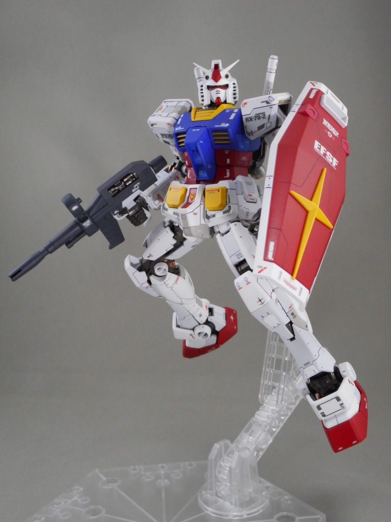 ビームライフルのメカ部分?は元の白だと何となくそれっぽくないのでガンメタルで塗り分けてます。