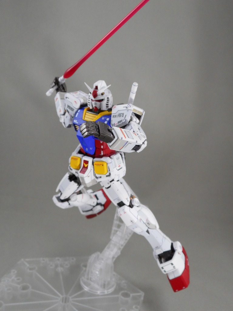 ビームサーベル。長すぎて画面内に収まらない(笑)ちなみにカラーリングに関しては有り合わせの塗料使ったのでよく覚えてません(酷)が、関節部分のガンメタル、腹部と脇のライトブルーを濃いめにした以外はほぼ設定と変わらないかと思います。細かい塗り分けとかはありますが。