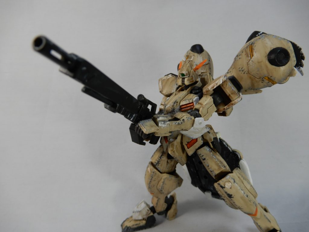 グリップを可動範囲できるようにしたので、両手で構えられるようになってます