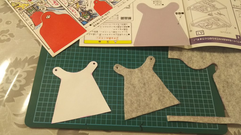 コピーした説明書を型紙にフェルトからマントを切り出し。