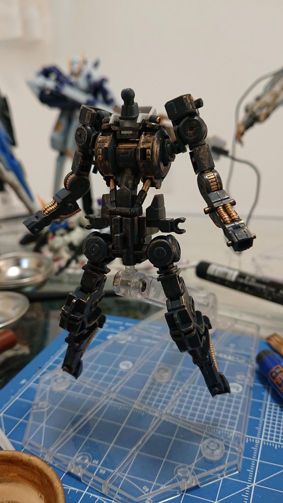 初めてフレームから作りました！
金属部分は金で塗装、ドライブラシもして金属感を出すことを意識しました。
ほぼ隠れることになるんですが…