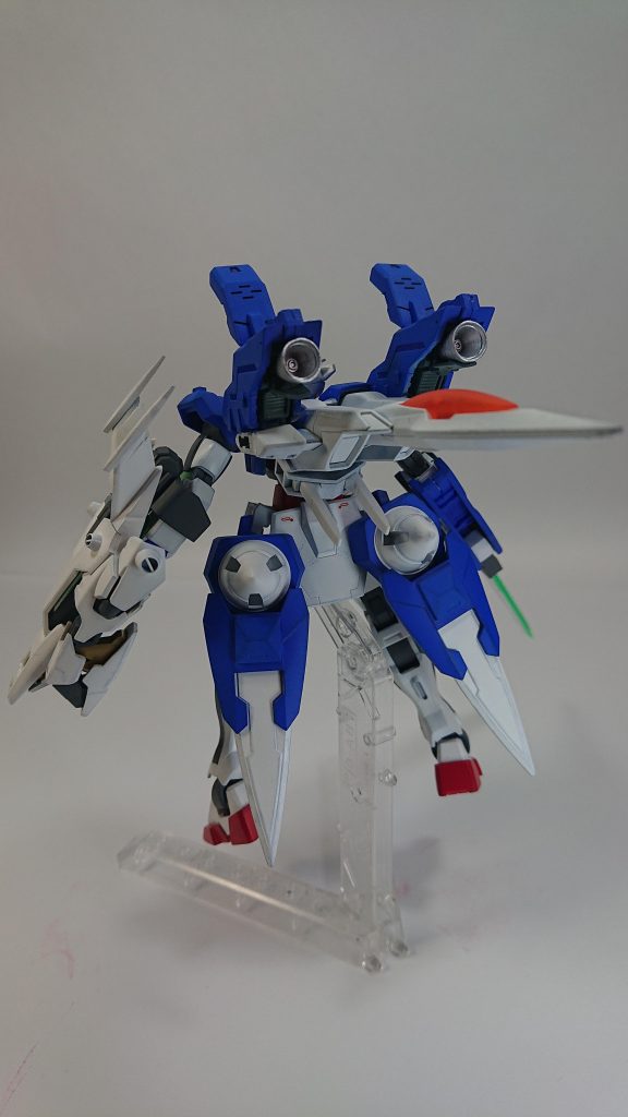 なんと太陽炉を腰につけてます。腰の後ろはシャイニングのものに交換、本来の腰パーツはオーライザー裏につけてます。