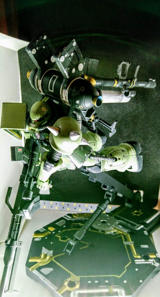 スタンドも軽く塗装して、コロニー外側を飛んでるイメージショットです。撮影ボックスに入りきらなくて上手く行きませんでしたね…もう少し大きい撮影ボックスの購入を検討したいと思います。