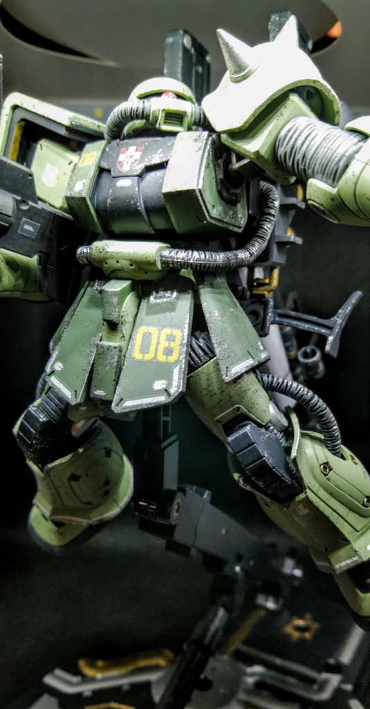 前回のピクシーガンダムで学んだスポンジによるチッピング塗装にも再挑戦してます。サンダーボルト宙域で使用されている量産機ということで多少汚れていても、まぁ不自然ではないのかなと。