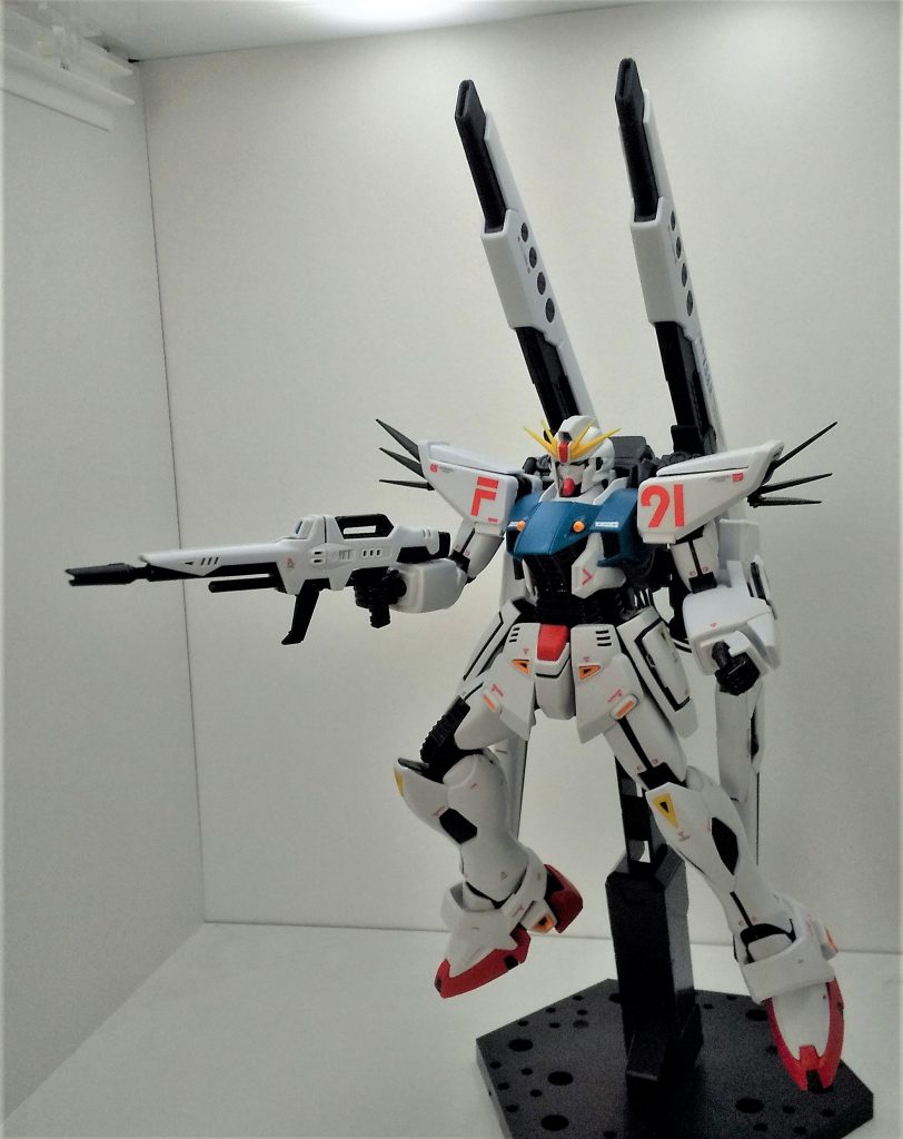 複合構造装甲(MCA)は、多機能性構造体の中に電子チップを組み込んでいます。これらのシステムの循環系や冷却のような
電気機器の機能はMSの積層装甲に組み込まれています。極めて小型化されたMSの限られた内部構造に効率的に造られています。
構造物質の中に電子チップを埋め込んだ技術はサイコフレームの開発でU.C.0090sに初めて確立されたものです。
MCAはさらに進んだ開発の後のこの技術の応用です。これは、i-Fieldsを使った技術と連結した異なった結晶体と一緒に
特別な構造物質を使っています。