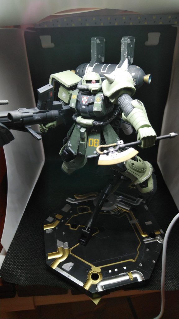 私事ではございますが先日、宮城県石巻市の【石ノ森漫画館】という所で開催中の「開田裕治ガンプラボックスアート展」を見に行ってきまして、そこで触発されて制作したのがこのキットでした。やはりザクⅡは避けては通れないなと。大変刺激を受けましたのでお近くにお住まいの方は足を運んでみては如何でしょうかオススメです。では今回も御覧頂きありがとうございました。