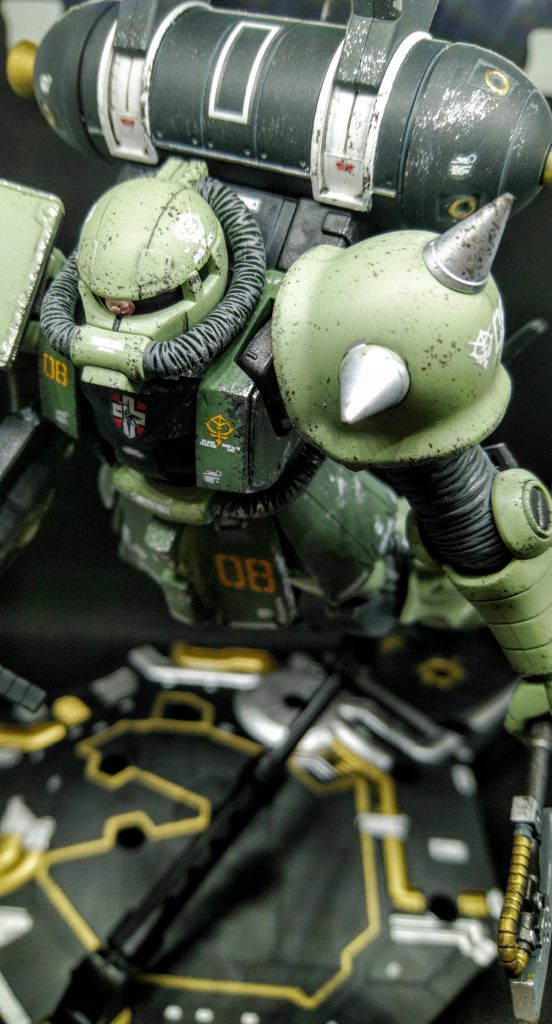 モノアイと武装のレンズ部に、100均で購入したデコレーションシールを貼り付けてます。お手軽に見栄えが良くなりますね。