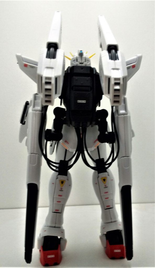 GUNDAM F91のMetal Peel-off Effect(金属剥離現象)はMCAの副産物です。冷却器と冷却ダクトに加えて、F91は
外側の積層装甲に排出することによって余剰熱を放散することもできます。このプロセスは金属の剥離が作り出すモビルスーツの
残像を引き起こします。残像は敵のパイロットの目だけでなく、レーダーや他のセンサーにも思い違いをさせます。
この機能はモビルスーツが最大稼働時に活性化されます。