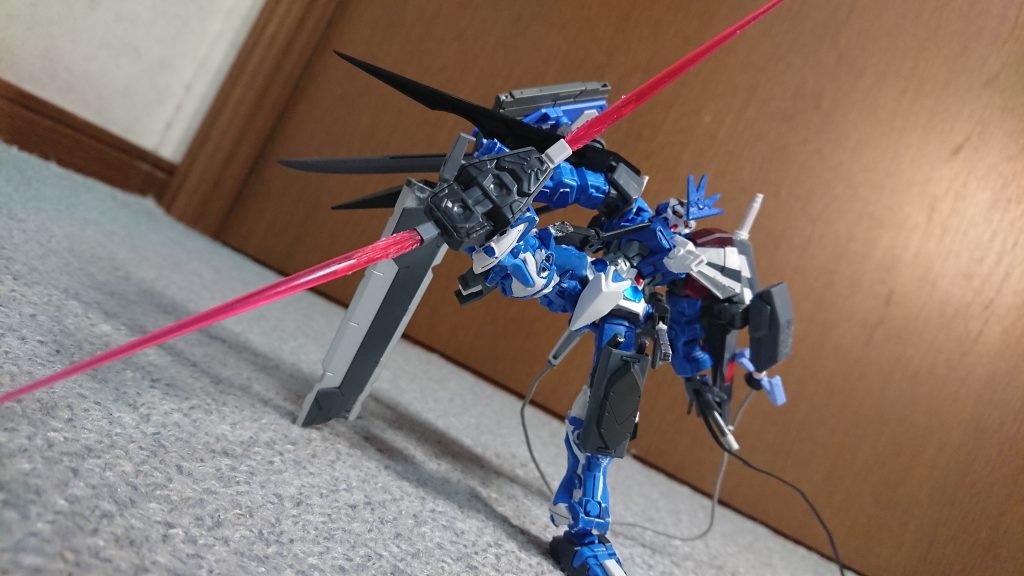 分かりにくいですがカカトからもビームを発振できます