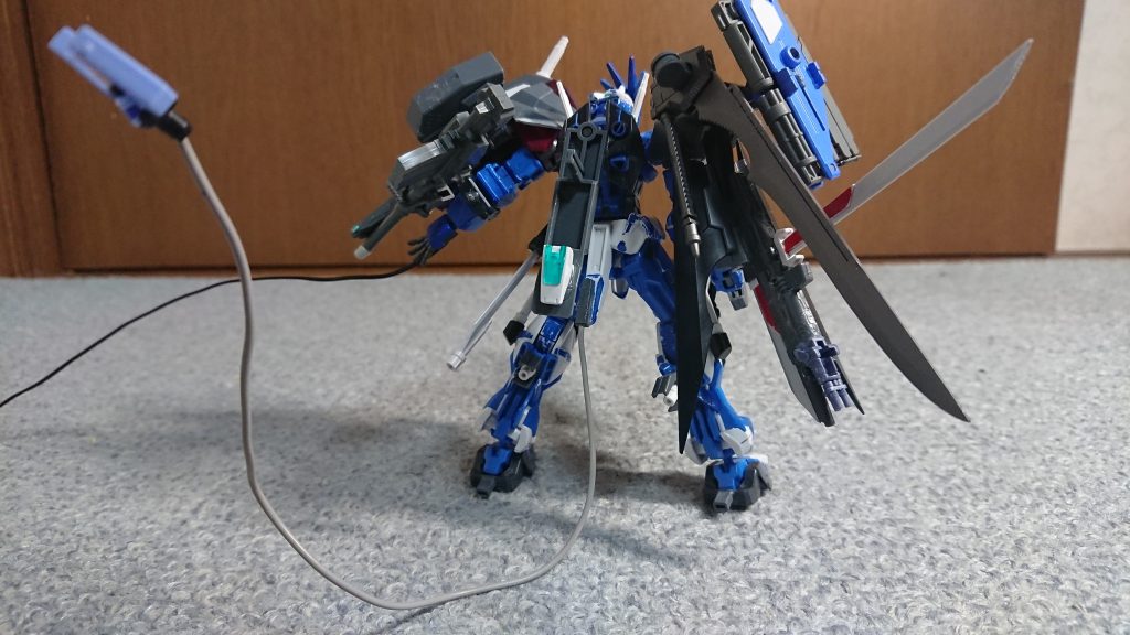 背中
ギミック用のジョイントパーツを懸架してます
あとはどこぞのルプスレクスみたいなテールブレード的なアレ