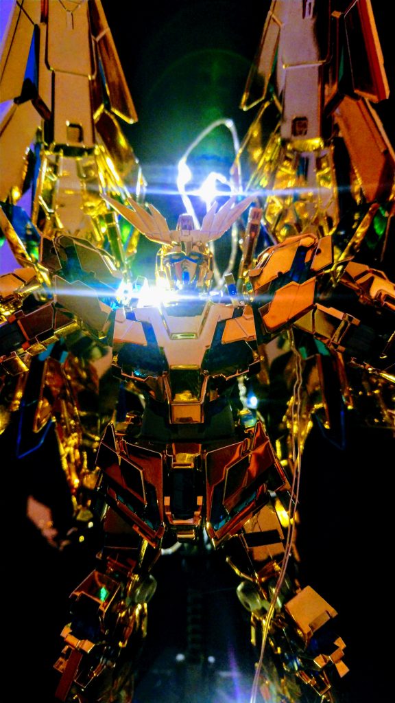 100均で買ったお手軽電飾でそれっぽく光らせてみました。配線も丸見えですが…ガンダムNTはYouTubeで無料配信された時に観ました。評判よりは面白かったですし、モビルスーツも格好良かったのでまだ観てない方は一度観てみるのも良いと思いますよ。