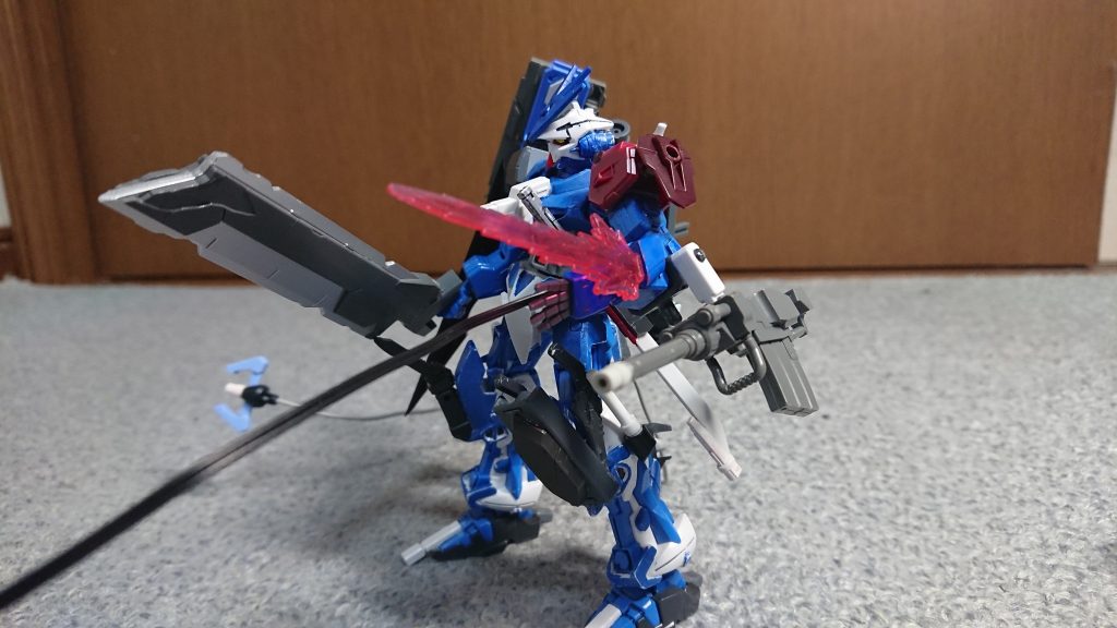 左側
ビームシールド的なアレと輝けそうなキャノンをつけて掌からアンカーが出ます