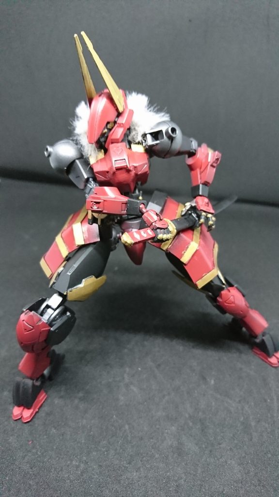 肩装甲をパージすることにより機動力が上がり素早い斬撃を繰り出し居合い術が使用可能になり及び操者に負担がかかる