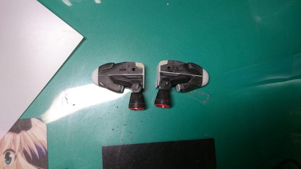 バックパックはハイドラガンダムの肩をパテやブラ板で延長し、1/100ヴィダールのバーニアを配置しました