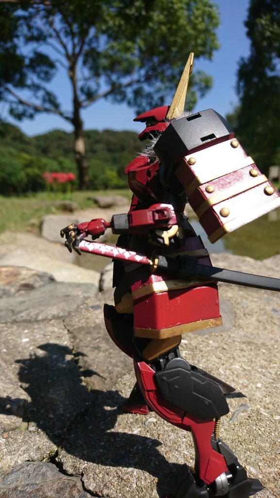 サトミ族
かつて存在したカナド人部族
彼らは好戦的で刀一本でさまざまな魔物を退治してきたが鋼魔獣や大型魔獣に対しての対抗索がなかった
ヤツフサの完成後は鋼魔獣や大型魔獣を退治できた
しかし忽然とサトミ族は姿を消し歴史の闇に消えていったそうだ

大狼ヤツフサ
旧文明の建物が残っている森林地帯を守っていた精霊獣
人語を話し、話すことが好きで彼には森の声が聴こえるそうだ普段は穏やかな性格だが森を傷つける者には容赦がない
その森林地帯はサトミ族の領土になっておりヤツフサは彼らを危険視した
しかし深傷を負い彼らに退治され魂を「依代刀」に封じ込められ操兵に組み込まれた
彼は操兵の姿が意外に馴染むと語っていた

依代刀
サトミ族が所持していた小刀型の聖遺物
対象にとどめを刺すことによって魂を刀に封じることができる、魔獣や精霊獣の魂を封じた時に依代刀の能力によって魂が清められおとなしくなり所有者に従うようになり霊魂として呼び出せる
製造起源は不明