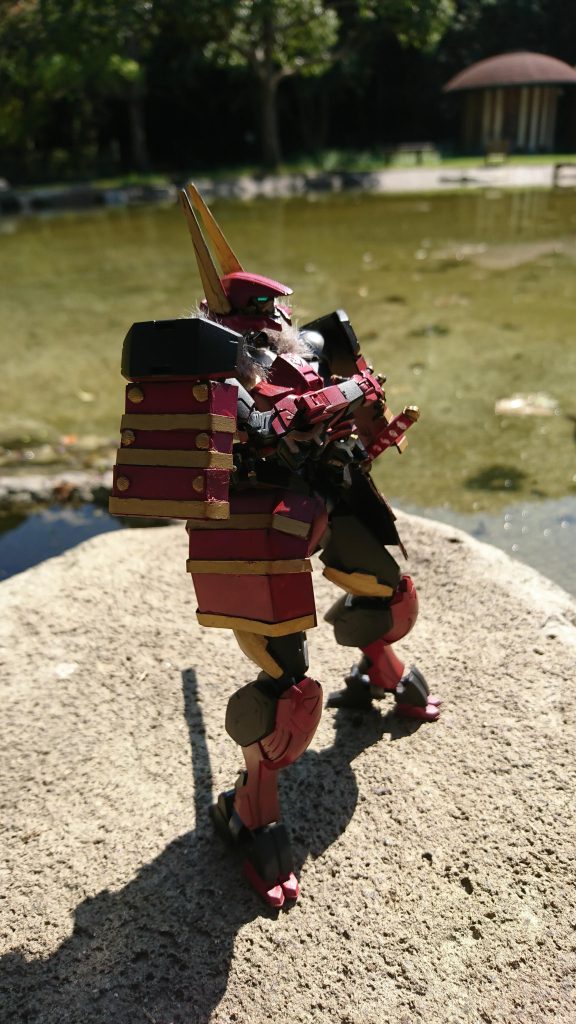 ヤツフサは深傷を負った当時
一人の少女がヤツフサの傷を手当てした大狼を怖がらず哀れみを感じた毎日のように少女は森に訪れ手当てを続けた
ヤツフサは少女の話し相手になり会話をした

その翌日、サトミ族が森に立ち入りヤツフサを討ち取ろうと押し寄せてきた
その中に少女の姿があった、ヤツフサは確信した「あの子はサトミ族で場所をバラし図ったな……」とヤツフサは彼らの動きを警戒し威嚇した、すると少女はヤツフサに攻撃しないでと彼らに説得した
少女の言葉には耳を傾けなかった虚しく戦闘が始まった

ヤツフサはある程度傷が治っていたが万全ではなく傷が痛み動きが鈍った所サトミ族の族長によって致命の一撃を当てられヤツフサは倒れた
少女は瀕死のヤツフサに駆け寄りとどめを刺そうとした族長を止めようとヤツフサを守ろうとした
「この子が図った訳じゃないか……サトミ 族が憎いがこの子は彼らとは違うこんな 
 大狼を必死に守るなんて……優しいにも程 
 があるだろう…あぁ……人間誰しも悪では 
 ないんだな……」
少女の願いは届かず族長はとどめを刺した、その時刺した小刀が激しく光りヤツフサは息絶えた
少女は泣き崩れヤツフサの亡骸から離れようとしなかった

数年かけて精霊憑依型の操兵が完成した
当初は操者の適正が合わずヤツフサは拒否してきた
その時一人の女性が操者になると立候補した、ヤツフサは目を疑った顔立ちが似ている……その女性はヤツフサを助けた少女だった
「みんなを助けたいの……力を貸してくれますか？」
ヤツフサは彼女に大きな手を差し出した
「ぬしには借りがある、恩は返さなくて はな……力になろう我は今日からぬしの刀 
 になろうぞ…名を申せ我が操者」

「私の名は伽凛」
「伽凛か…いい名だ」
ここから二人の伝説が始まったと言えるだろう……